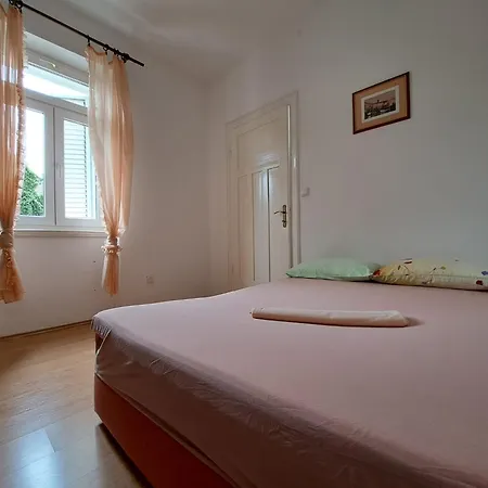 Duje Varos Apartment