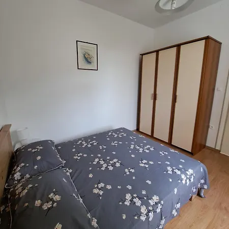 Apartment Duje Varos *