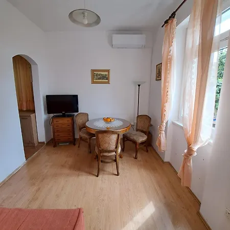 Duje Varos Apartment