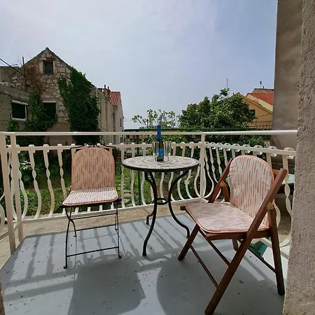 Apartment Duje Varos *